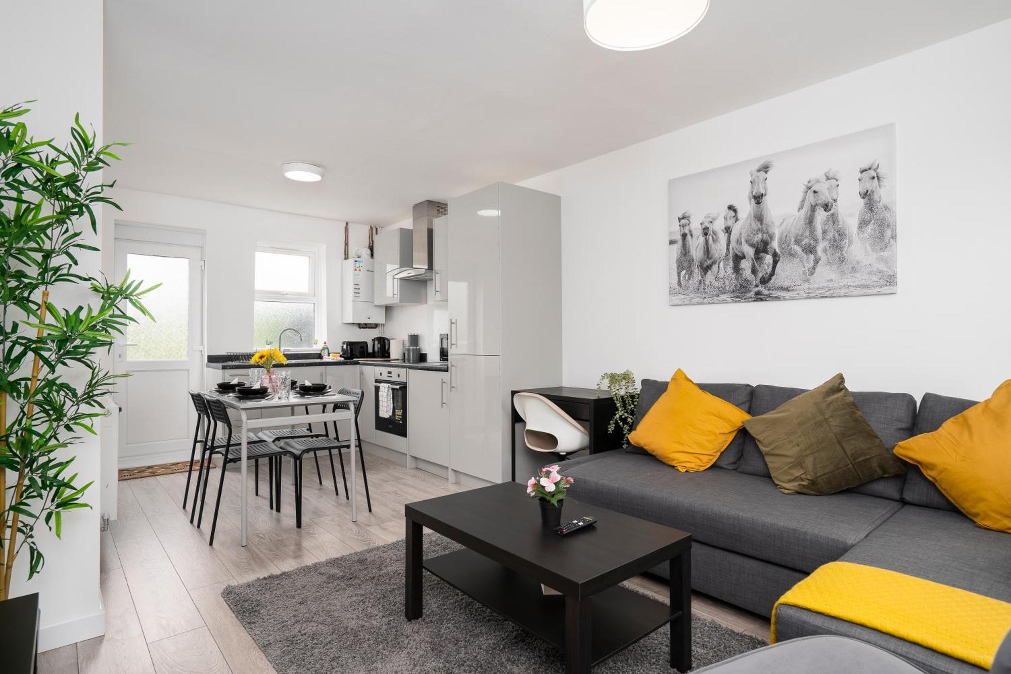 Modern 4 Bed House-Free Parking Apartment Burton  Exterior photo