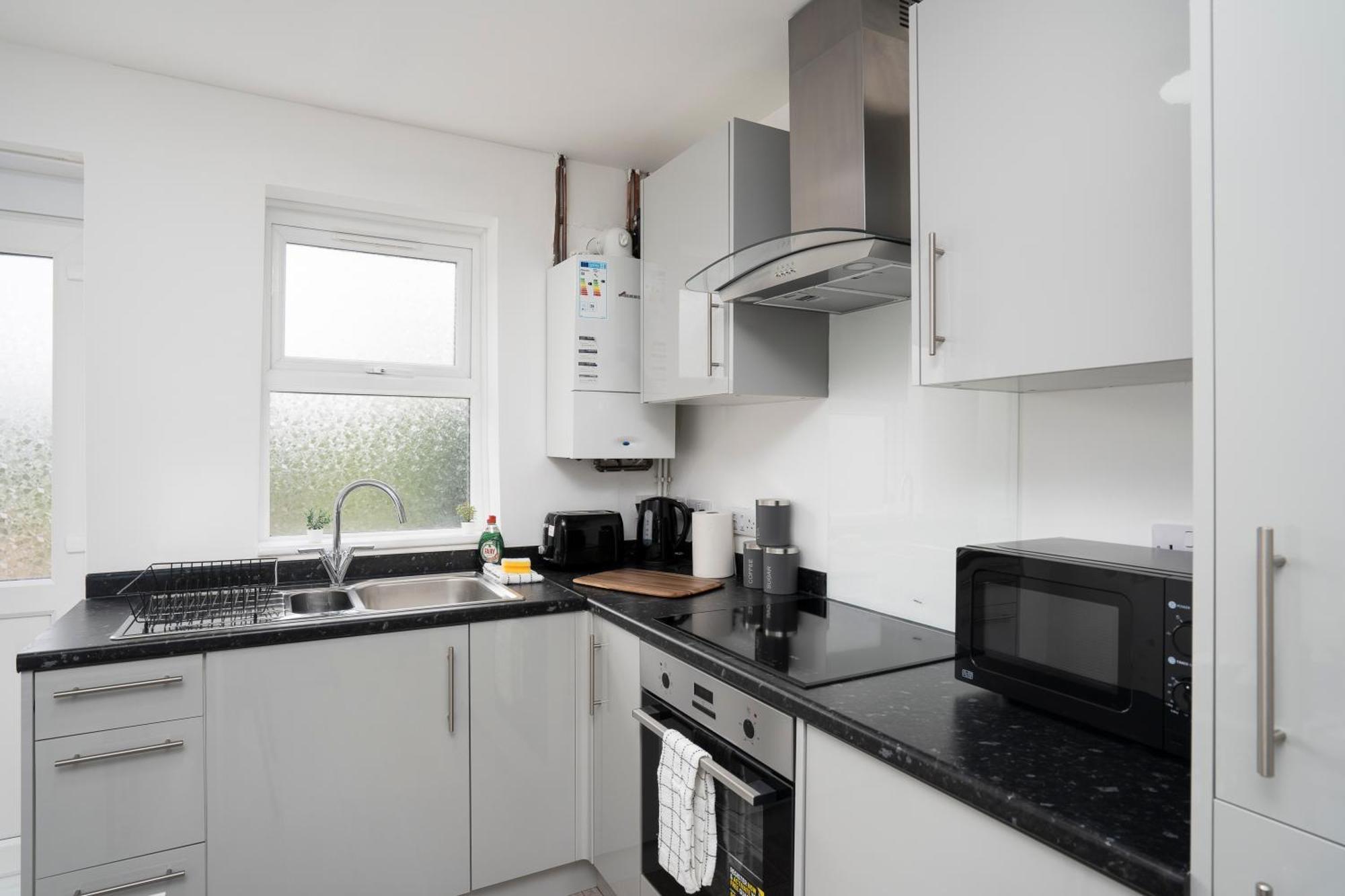 Modern 4 Bed House-Free Parking Apartment Burton  Exterior photo