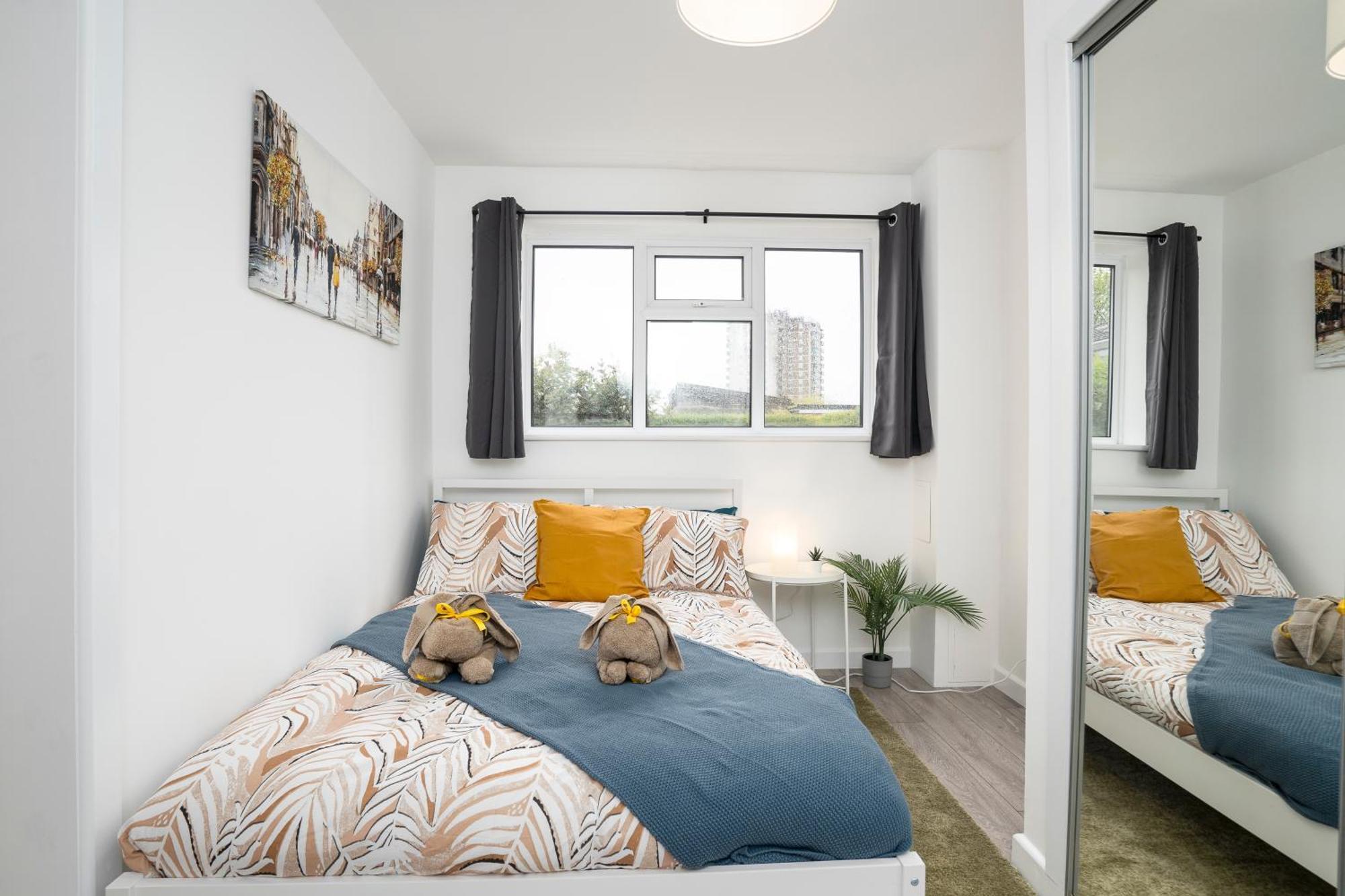 Modern 4 Bed House-Free Parking Apartment Burton  Exterior photo