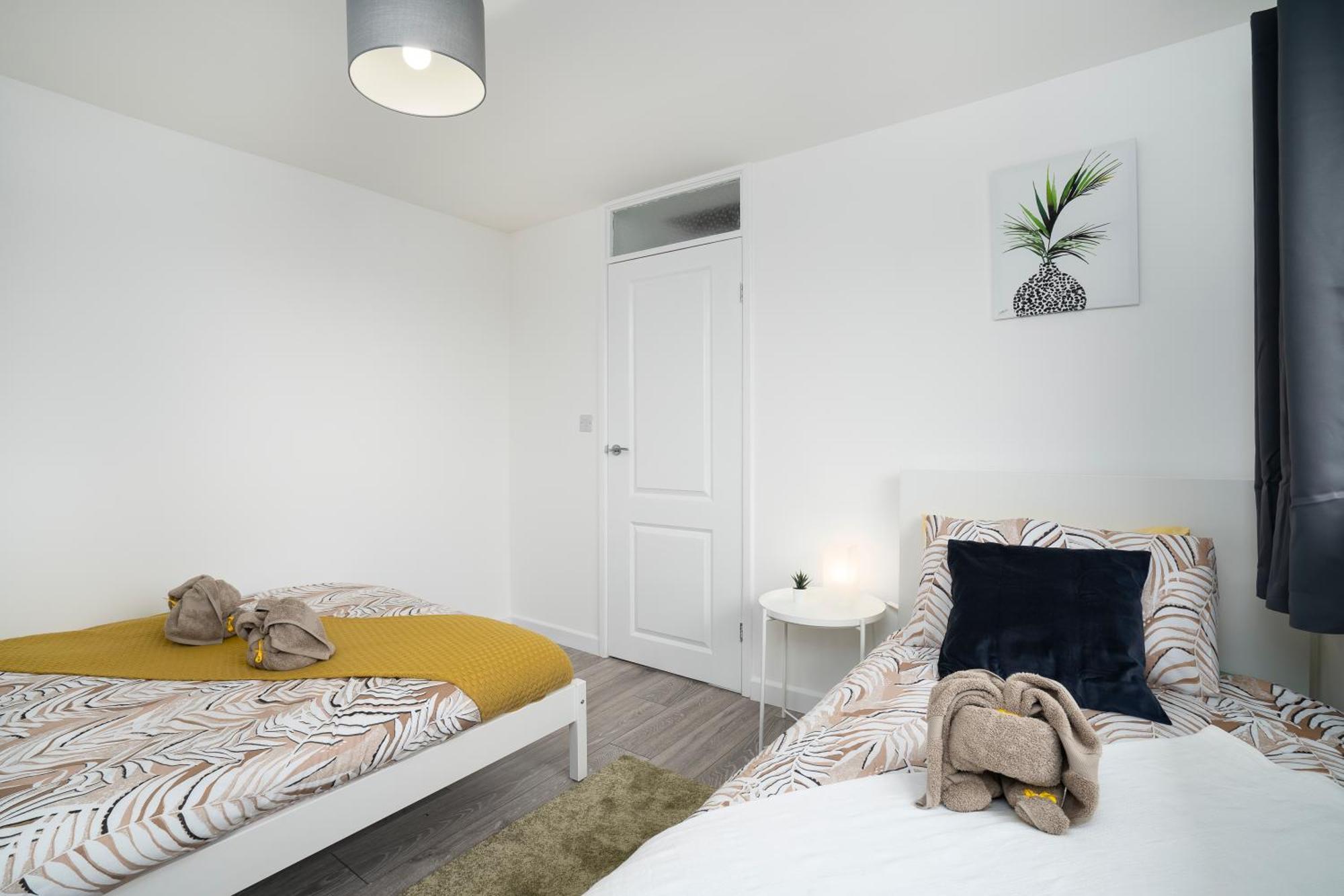 Modern 4 Bed House-Free Parking Apartment Burton  Exterior photo