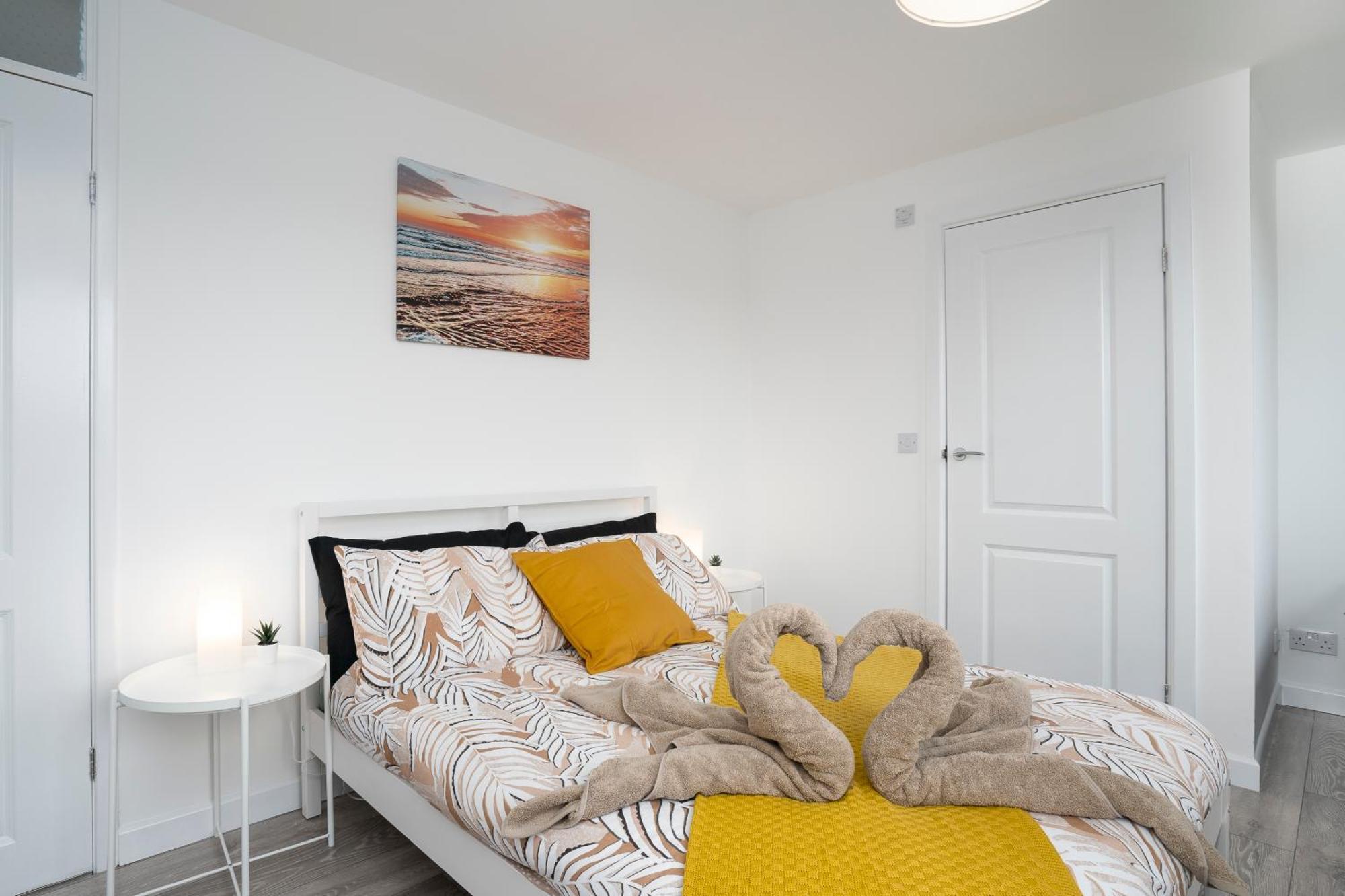 Modern 4 Bed House-Free Parking Apartment Burton  Exterior photo