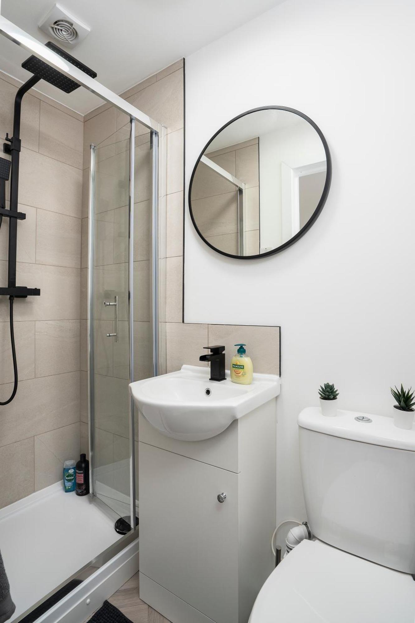 Modern 4 Bed House-Free Parking Apartment Burton  Exterior photo