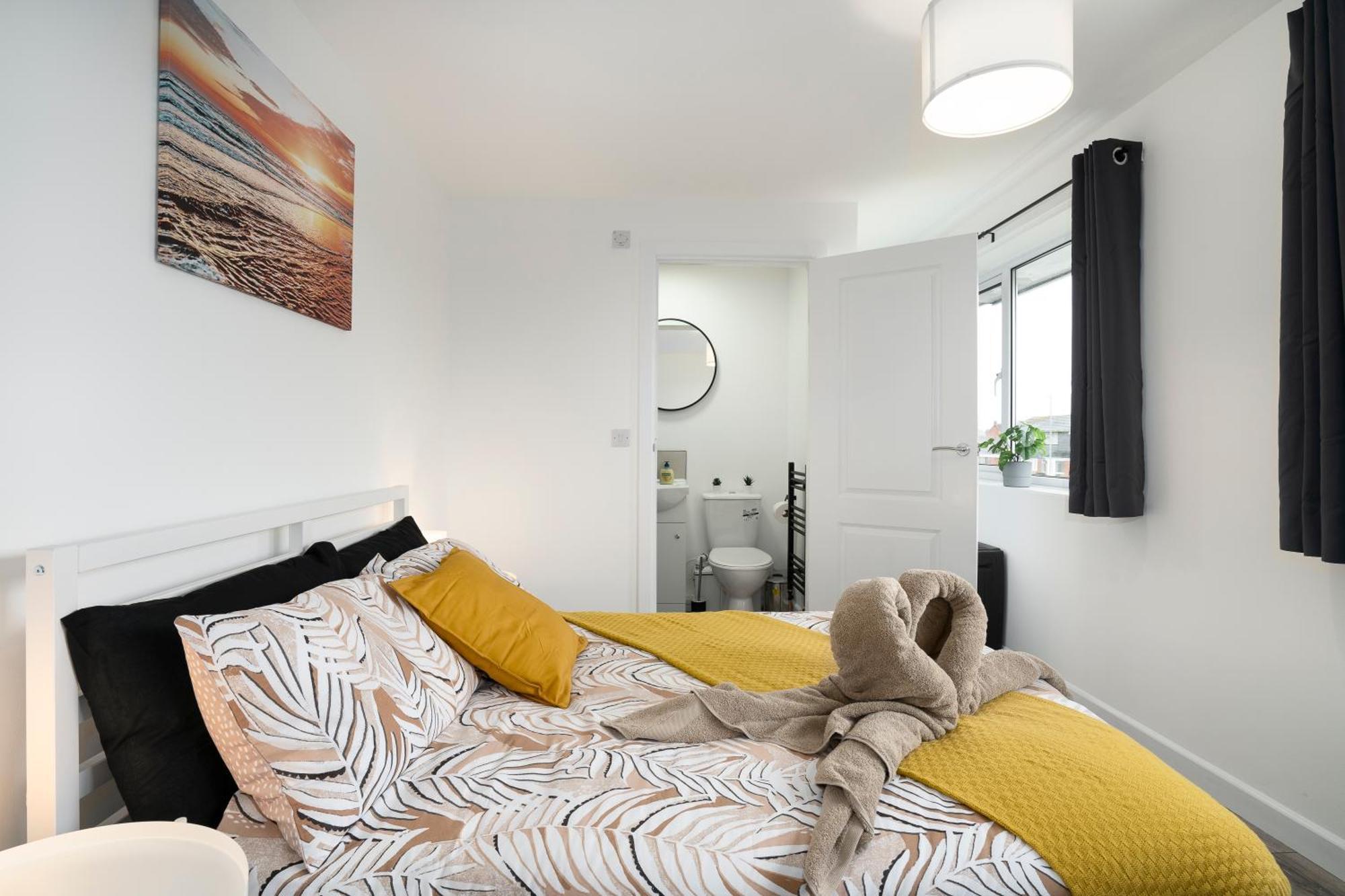 Modern 4 Bed House-Free Parking Apartment Burton  Exterior photo