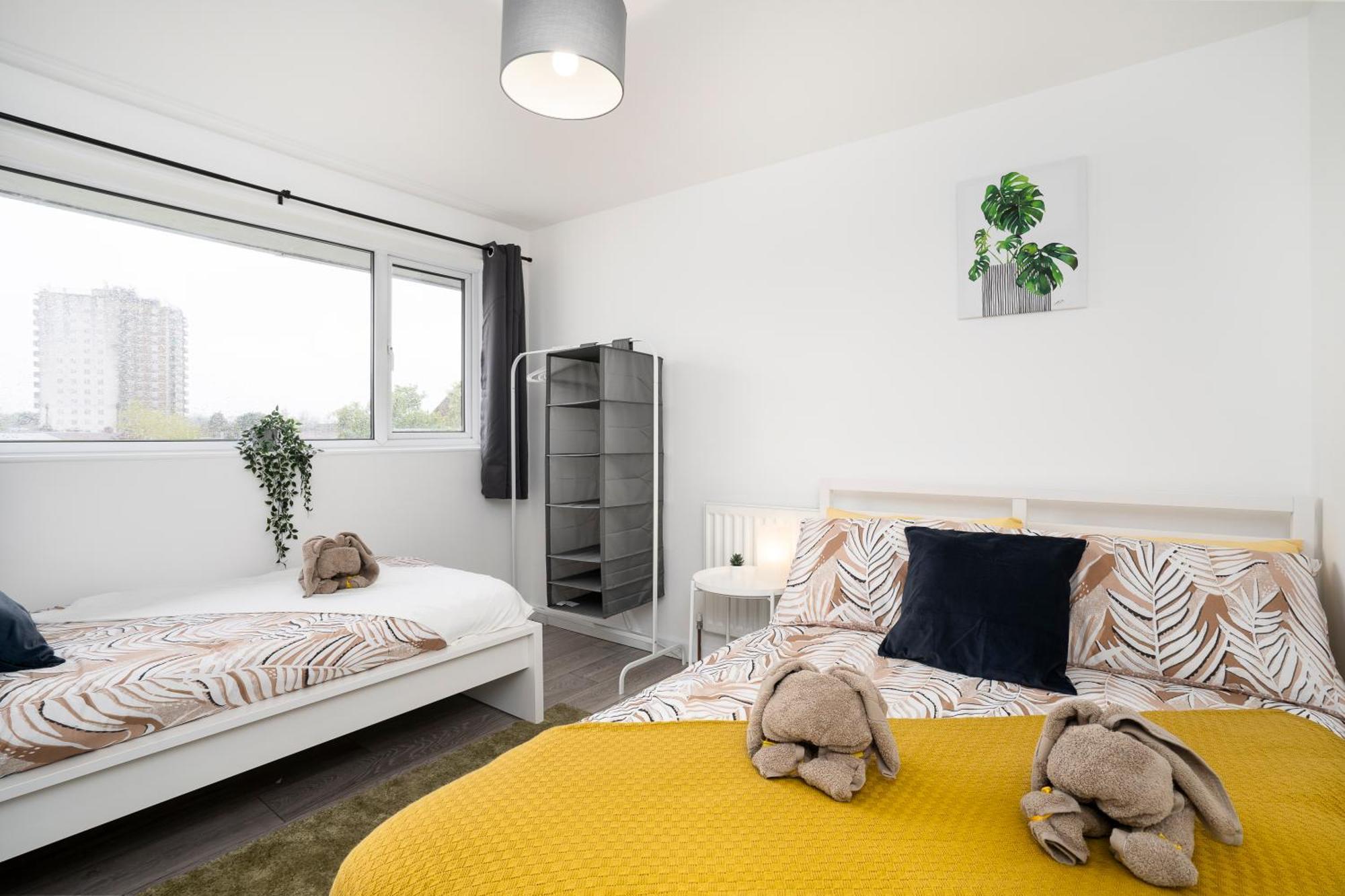 Modern 4 Bed House-Free Parking Apartment Burton  Exterior photo