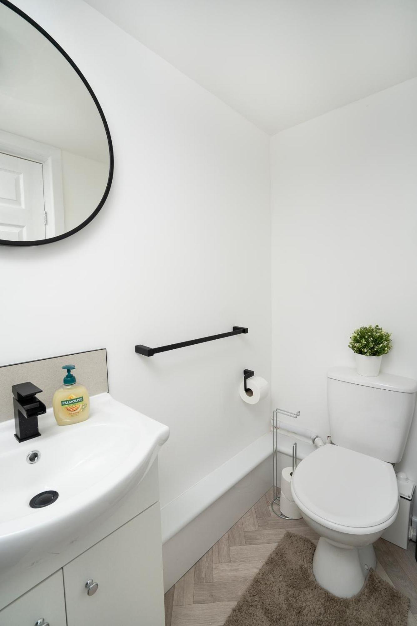 Modern 4 Bed House-Free Parking Apartment Burton  Exterior photo