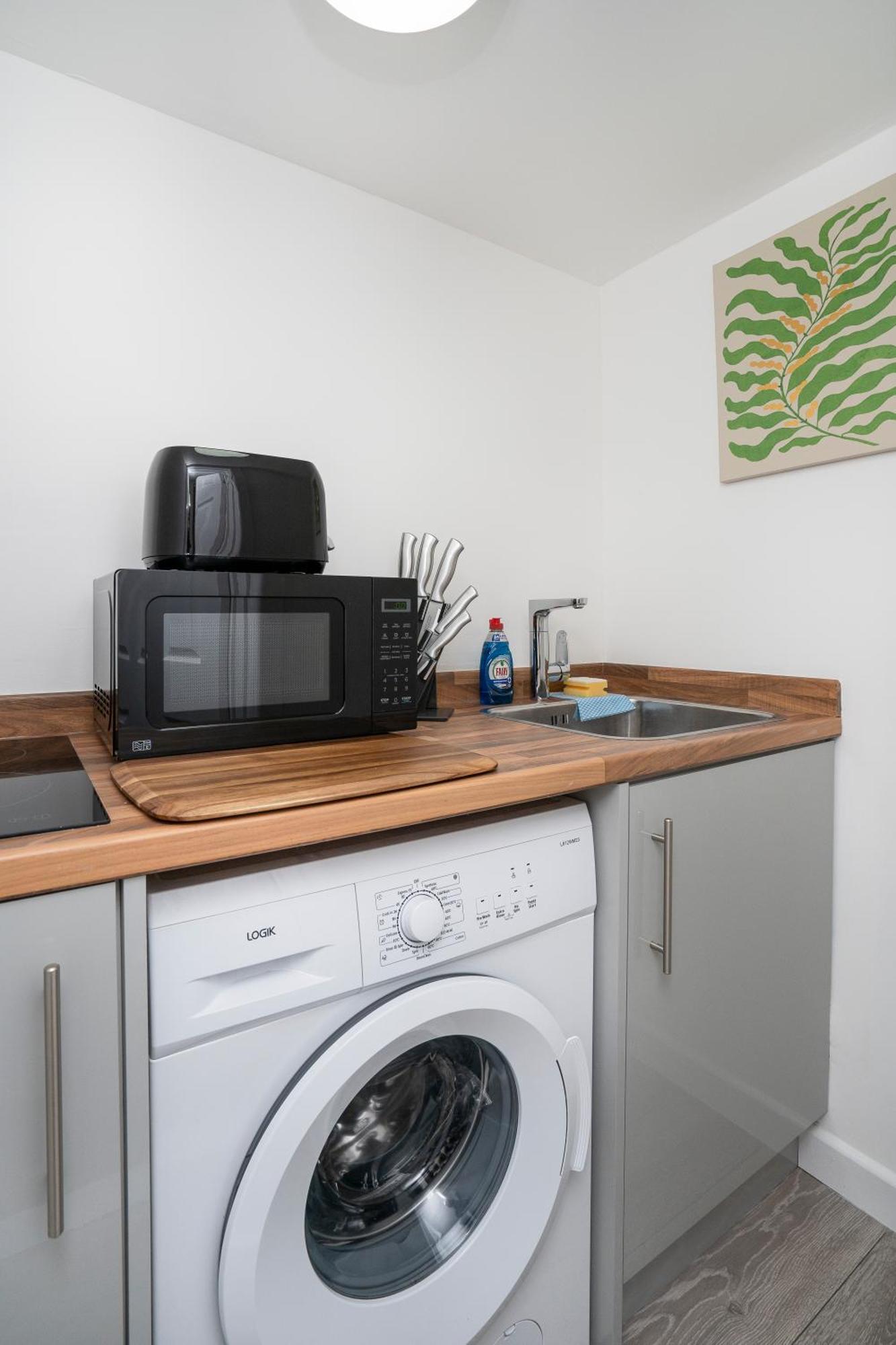 Modern 4 Bed House-Free Parking Apartment Burton  Exterior photo