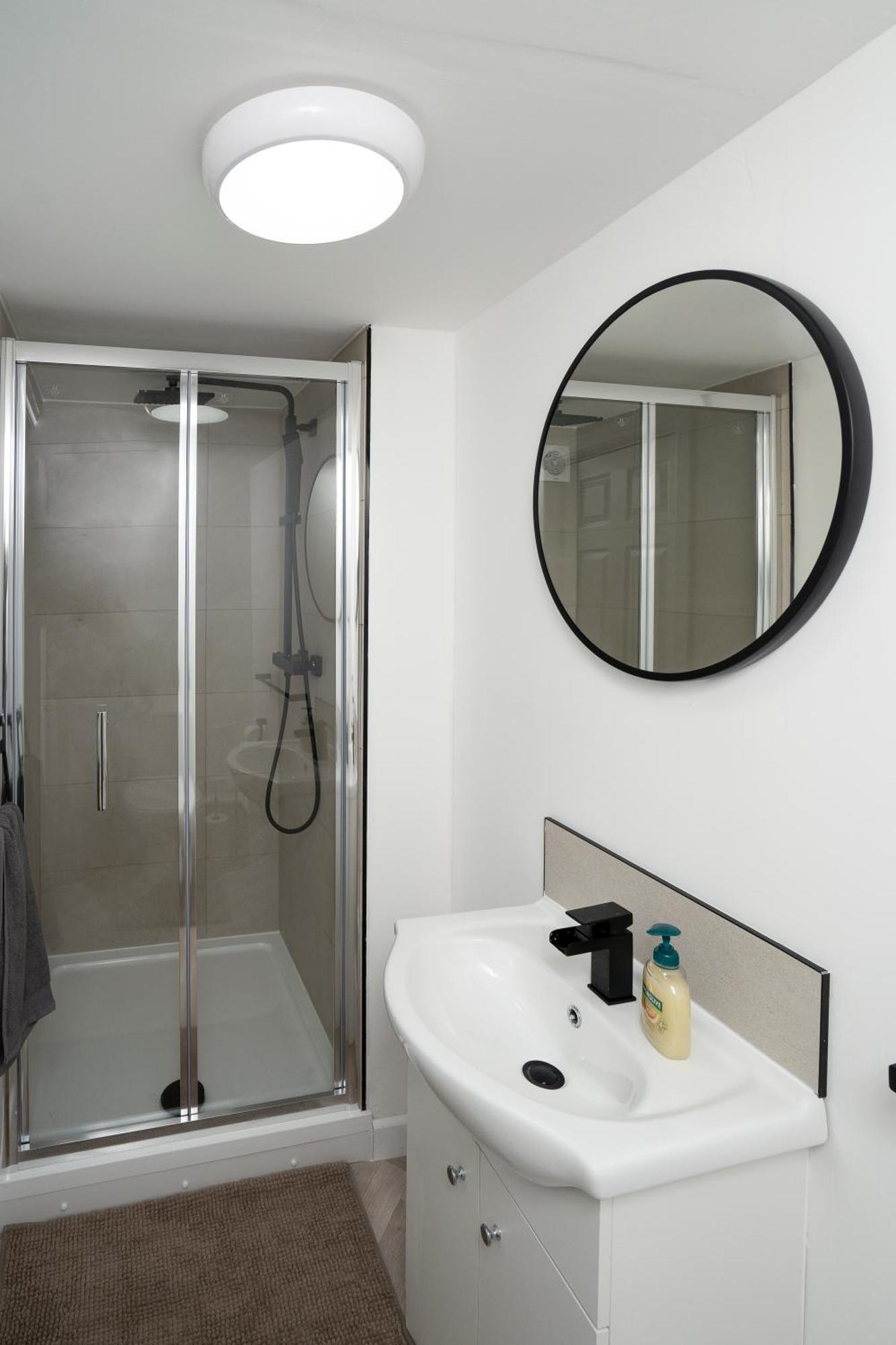 Modern 4 Bed House-Free Parking Apartment Burton  Exterior photo