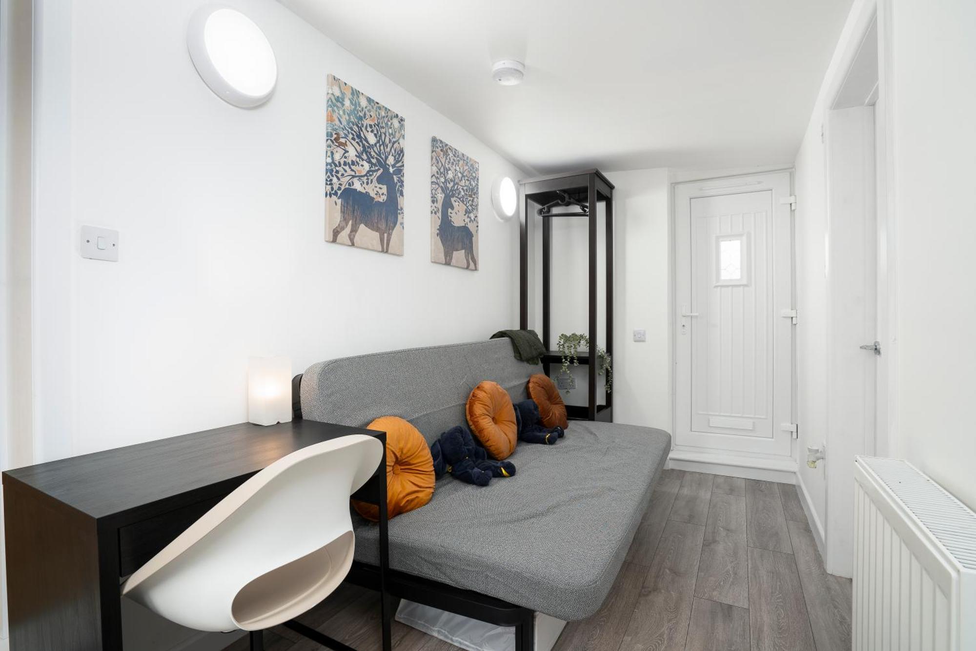 Modern 4 Bed House-Free Parking Apartment Burton  Exterior photo